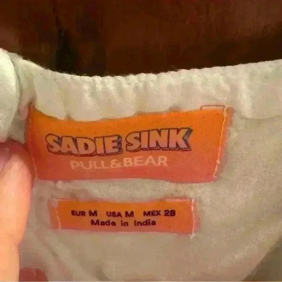 Sadie Sink Pull and Bear Sadie Sink White Eyelet Puff Sleeve Dress medium - Picture 3 of 3